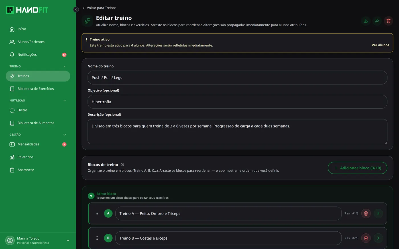 Editor de treino do HandFit com nome, objetivo e blocos A, B e C, mostrando o aviso de treino ativo para 4 alunos